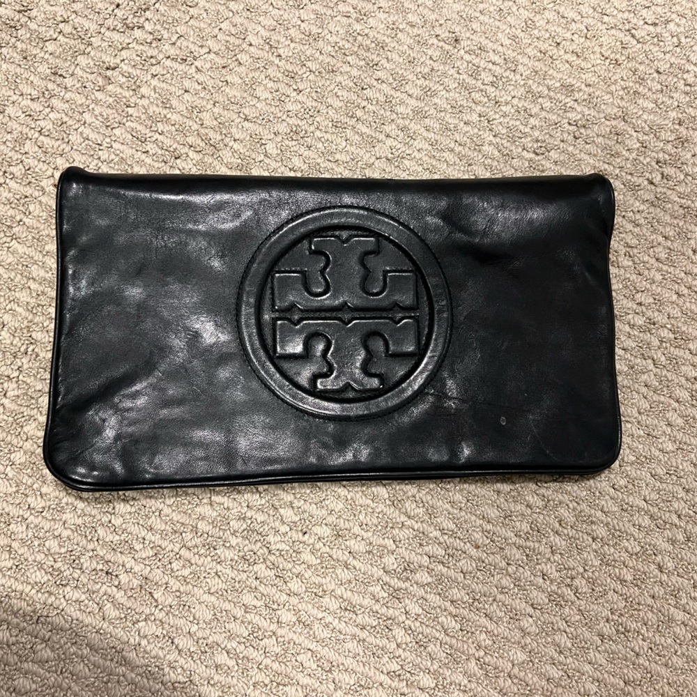 Tory Burch magnetic clutch in black